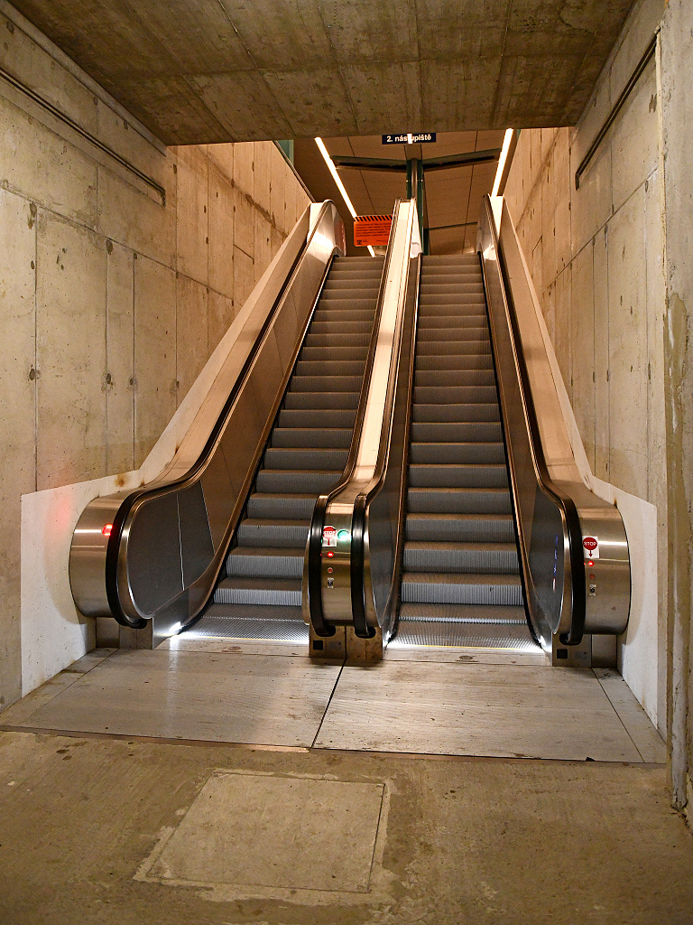 Nové eskalátory pro vstup na II. ostrovní nástupiště