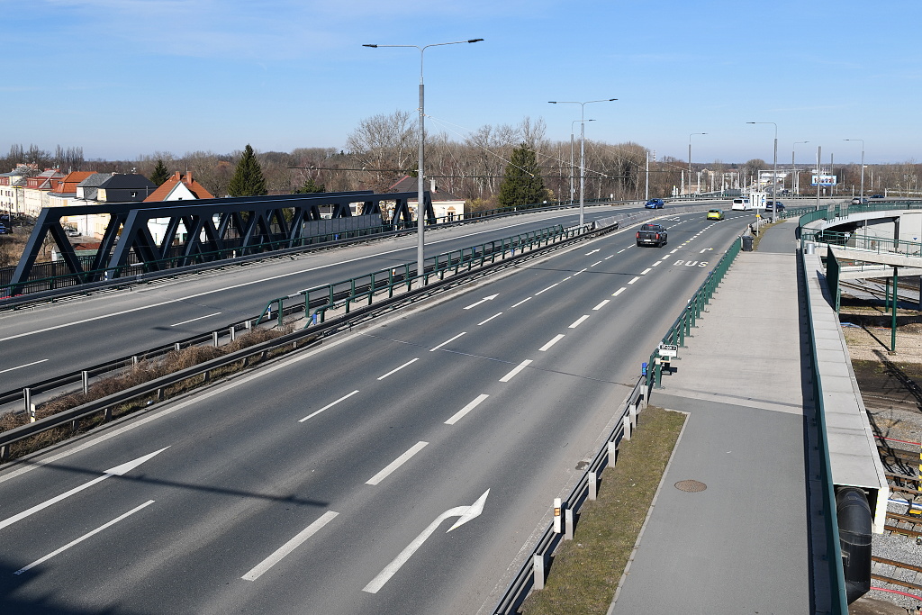 Přemostění trati Praha - Pardubice, vlevo nový železniční most na trati Chrudim - Rosice nad Labem