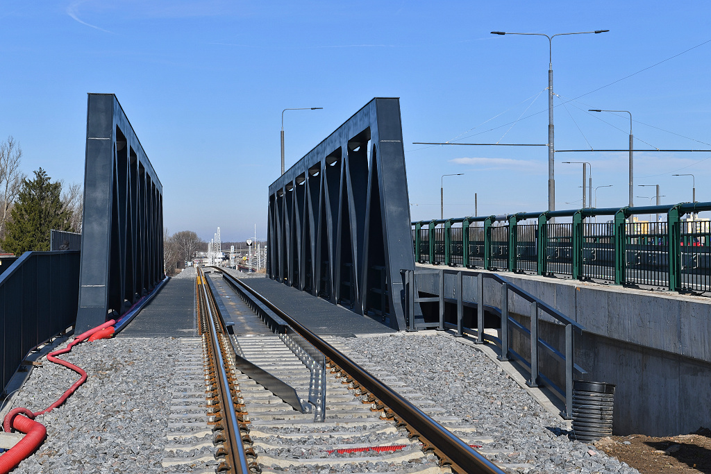 Nový most (2021) přes železniční koridor na trati Rosice nad Labem - Chrudim