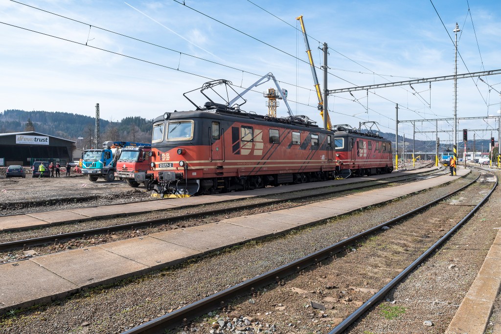 V 80 letech běžný obrázek, dvojice (tehdy) slovenských postrkových lokomotiv řady 121 (077+084) pravidelně zajížděly z Púchova na ranním rychlíku Dukla (ze SSSR) až na Vsetín. Samotné se pak vracely zpět do Púchova.