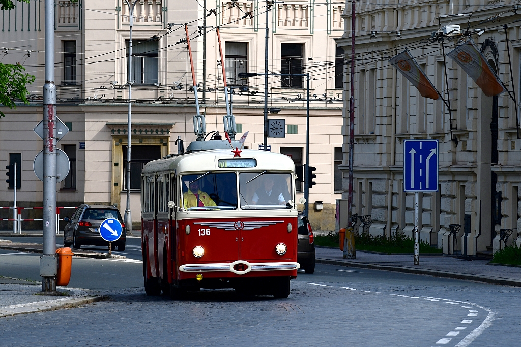 Trolejbus  8Tr9, zde zachycen na ulici Československé armády u budovy krajského soudu