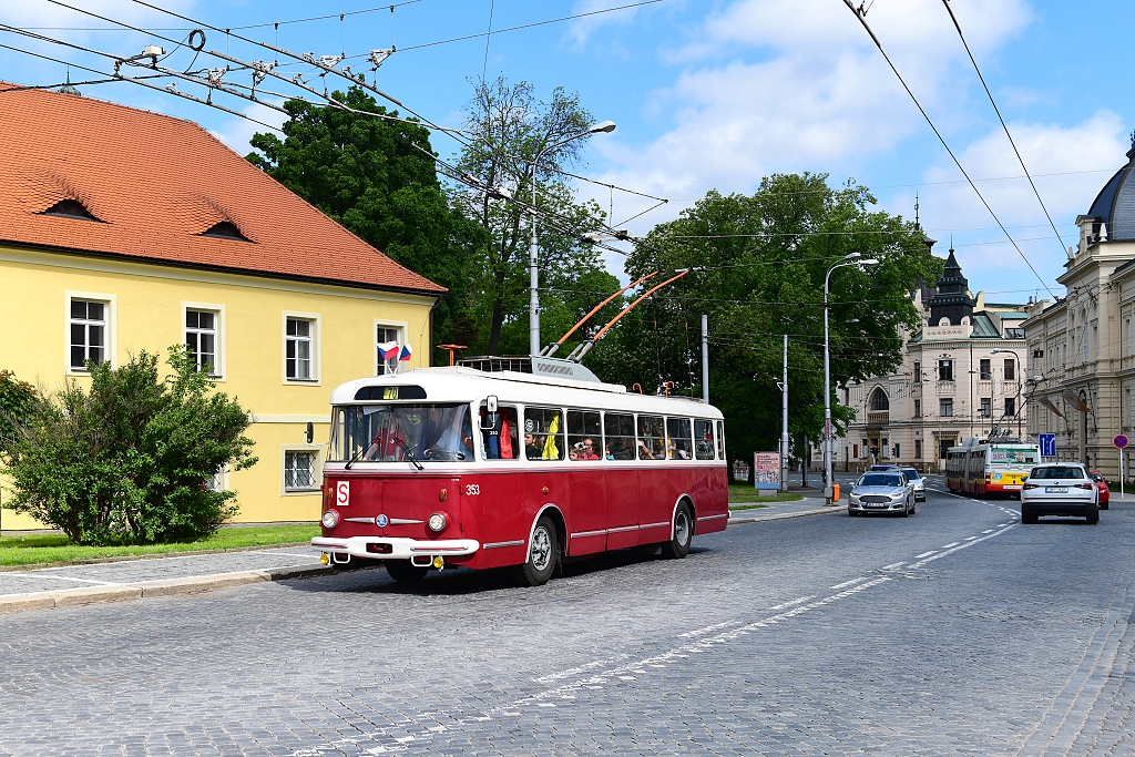 Léta osmdesátá reprezentoval trolejbus 9Tr, tehdy tento typ zajišťoval veškerou trolejbusovou dopravu ve městě. 