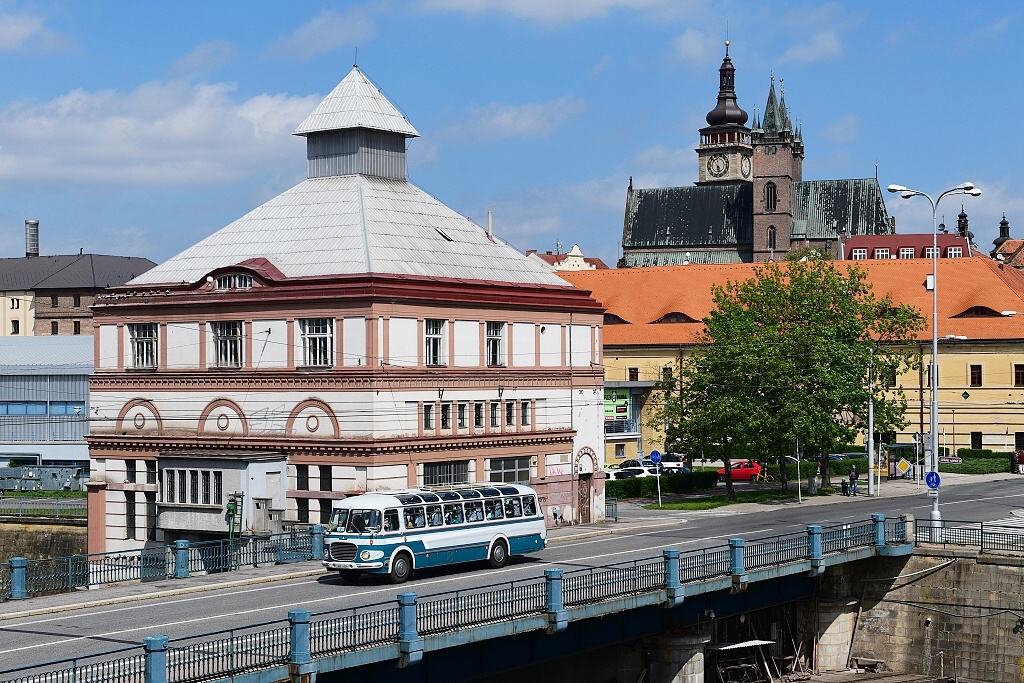 Kromě trolejbusů se oslav účastnily i historické autobusy, zde na snímku dobový luxusní zájezdový autobus Škoda 706 RTO LUX na Moravském mostě