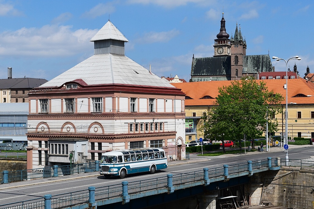 Kromě trolejbusů se oslav účastnily i historické autobusy, zde na snímku dobový luxusní zájezdový autobus Škoda 706 RTO LUX na Moravském mostě Kromě trolejbusů se oslav účastnily i historické autobusy, zde na snímku dobový luxusní zájezdový autobus Škoda 706 RTO LUX na Moravském mostě