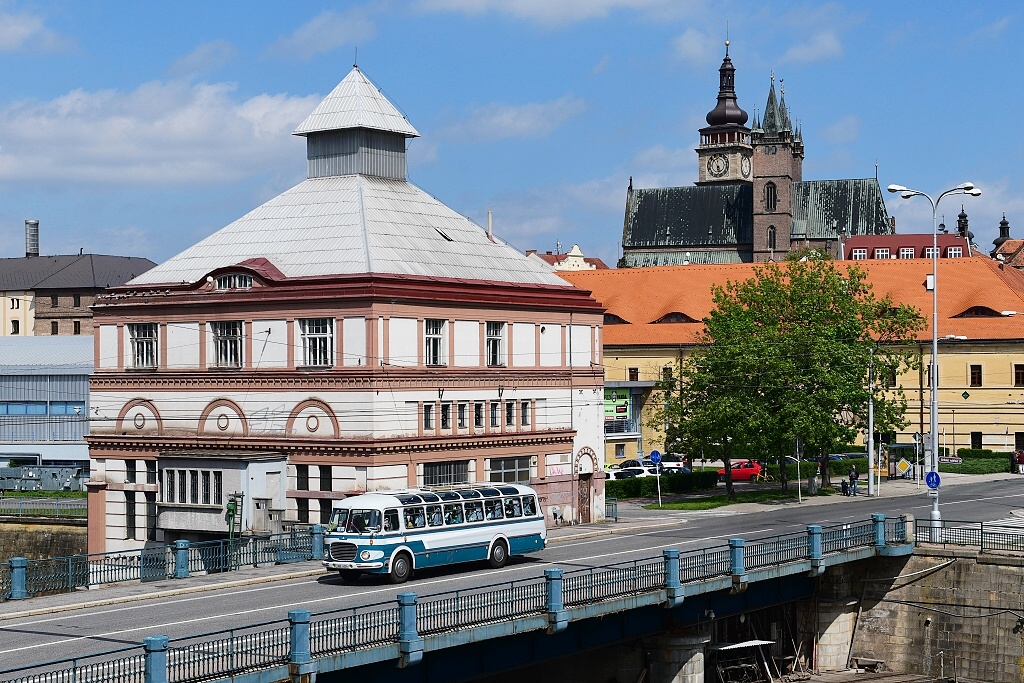 Krom trolejbus se oslav astnily i historick autobusy, zde na snmku dobov luxusn zjezdov autobus koda 706 RTO LUX na Moravskm most