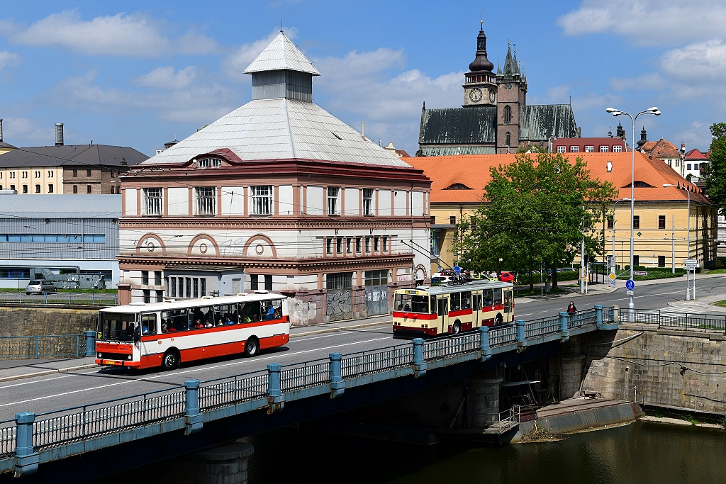 Dalo by se říct, setkání čistokrevných vozidel DP Hradec Králové, trolejbus má však již nový domov v Pardubicích Dalo by se říct, setkání čistokrevných vozidel DP Hradec Králové, trolejbus má však již nový domov v Pardubicích