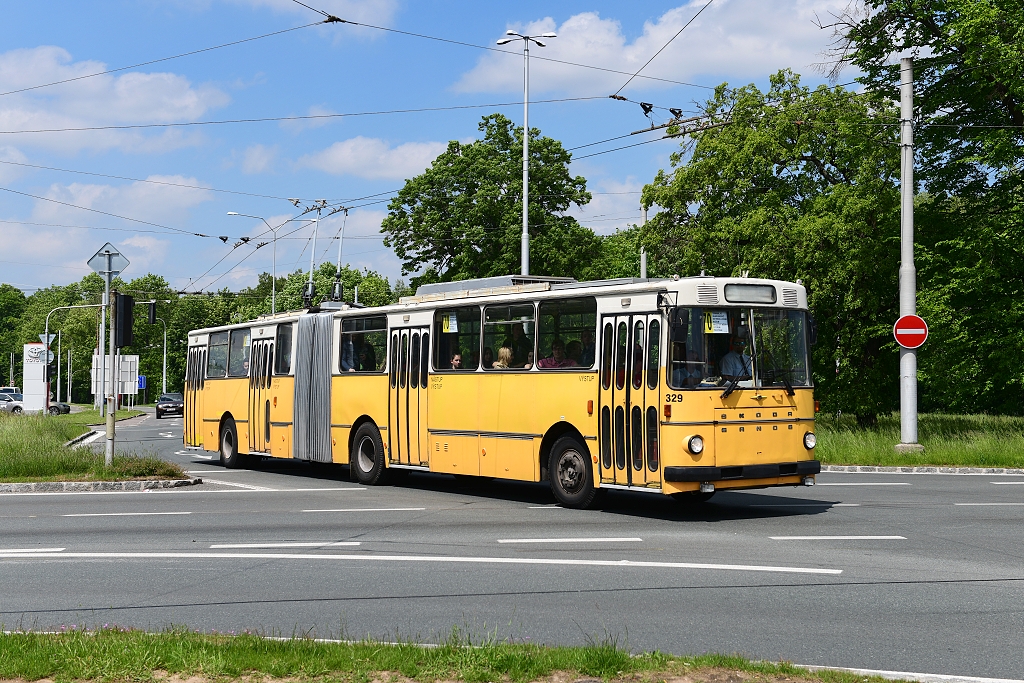 Trolejbus vyrobila Škoda Ostrov nad Ohří a FAS Skopje v roce 1987, zde na Brněnské ve směru na konečnou (Pod Strání)