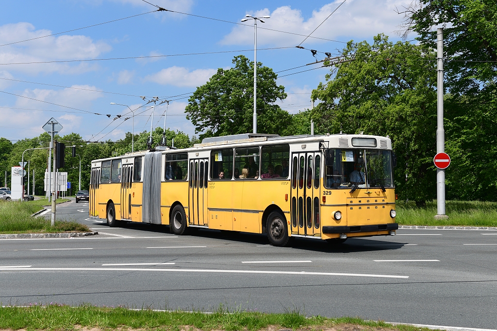 Trolejbus vyrobila Škoda Ostrov nad Ohří a FAS Skopje v roce 1987, zde na Brněnské ve směru na konečnou (Pod Strání) Trolejbus vyrobila Škoda Ostrov nad Ohří a FAS Skopje v roce 1987, zde na Brněnské ve směru na konečnou (Pod Strání)