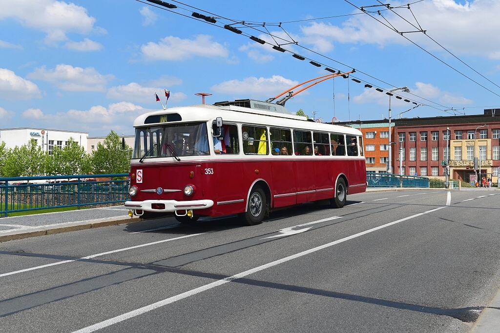 Majitelem trolejbusu je Pardubický spolek historie železniční dopravy (zde zachycený na Tyršově mostě v HK) Majitelem trolejbusu je Pardubický spolek historie železniční dopravy (zde zachycený na Tyršově mostě v HK)