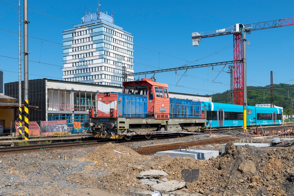 Při napěťové výluce sloužila k vystrkování expresů ze stanice motorová lokomotiva - Vsetín (3.6. 2023)