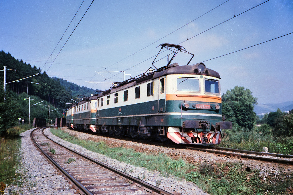 E669.2051 Ústí u Vsetína (4.9. 1990) - společně s E669.2085 + E669.2071