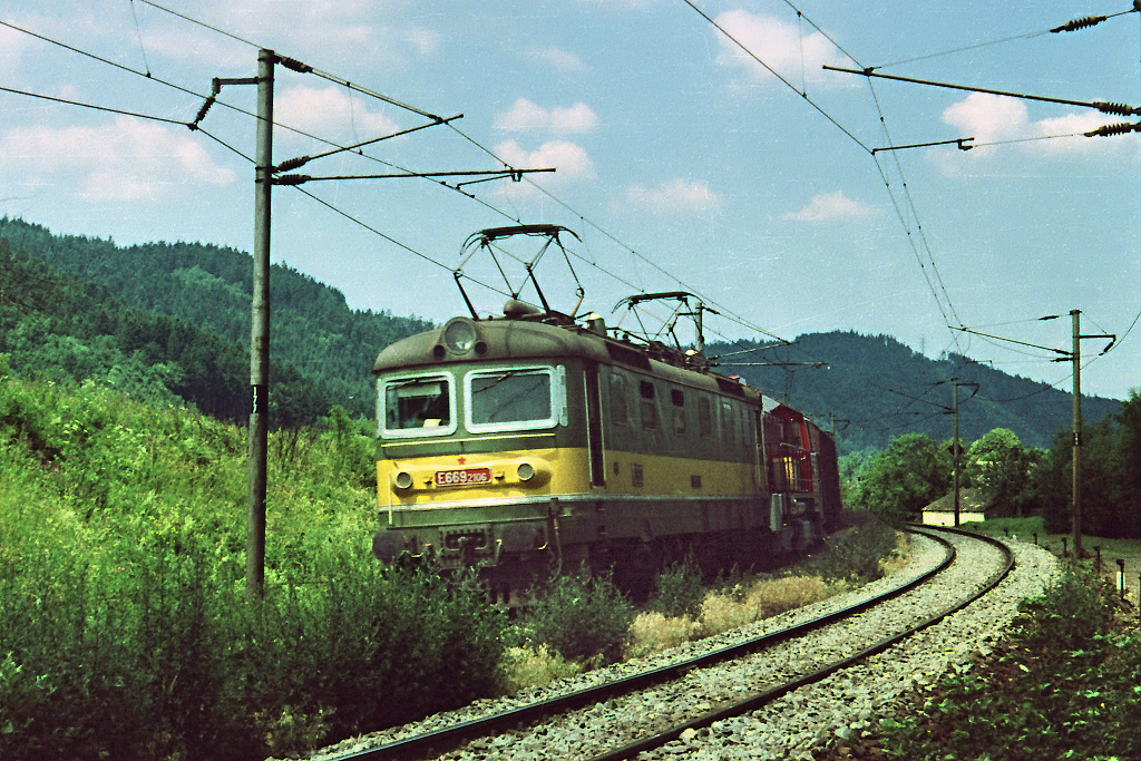 E669.2106 Ústí u Vsetína (3.7. 1986) společně s 740.903