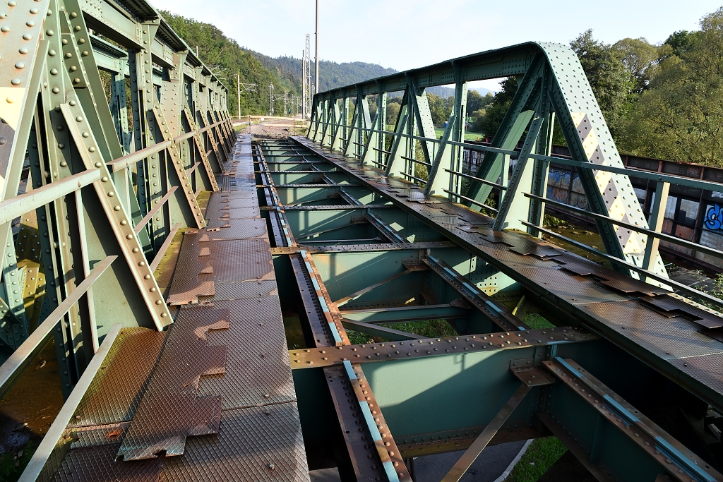 Ústí u Vsetína - most v koleji č.2, bez mostnic, kolej je zde v oblouku a převýšení (27.8. 2022)