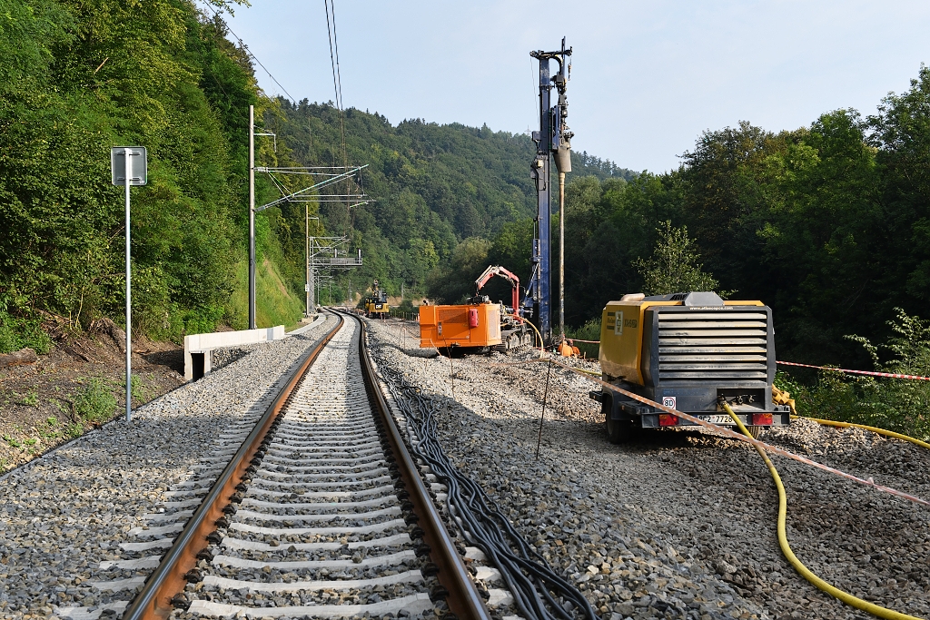 Sanace opěrné zde podél Bečvy, vlevo nedávno dokončená rekonstrukce koleje č.1