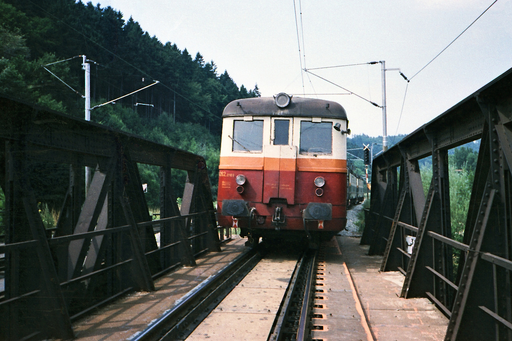 M262.0189 Ústí u Vsetína (6.8. 1990) - vlaková E669.2105 + E669.2100 + E669.2099