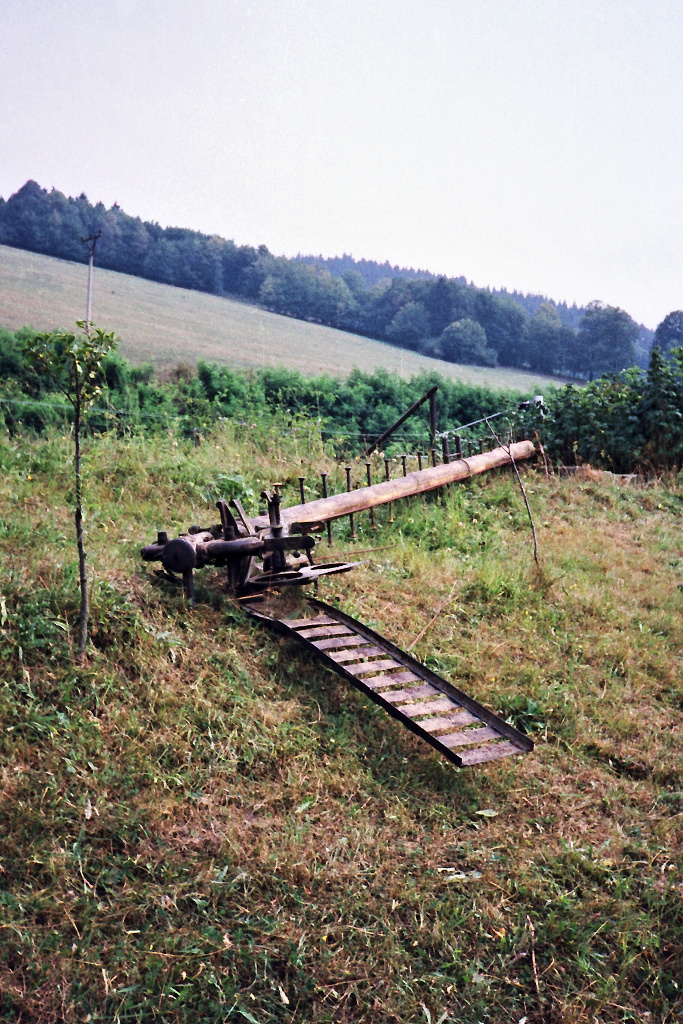 Pokácené mechanické návěstidlo na přilehlém kopci pro směr Horní Lideč (1.9. 1990)