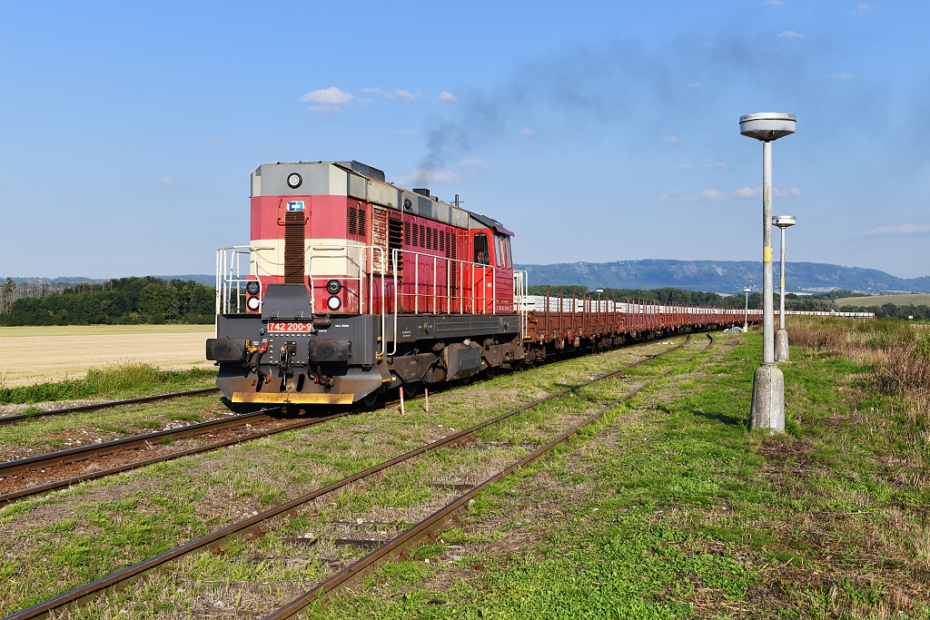 742.200 (3.9. 2021) - Skovice, odjezd do Čáslavi po přestavení výhybky na žlebském zhlaví