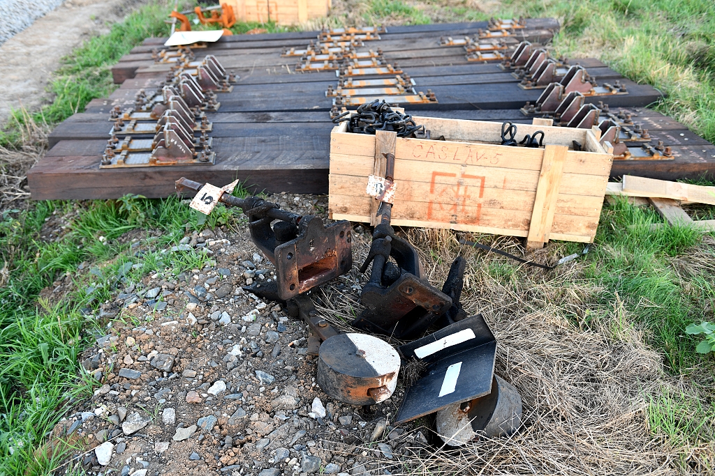 Nové dlouhé dřevěné pražce výhybky č.5 společně s původními přestavníky č.5 a 6 třícestné výhybky Nové dlouhé dřevěné pražce výhybky č.5 společně s původními přestavníky č.5 a 6 třícestné výhybky