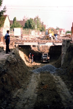 Výstavba podchodu v místě zrušeného železničního přejezdu (18.9. 1997)