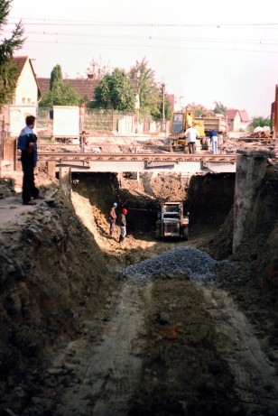 Vstavba podchodu v mst zruenho elezninho pejezdu (18.9. 1997)