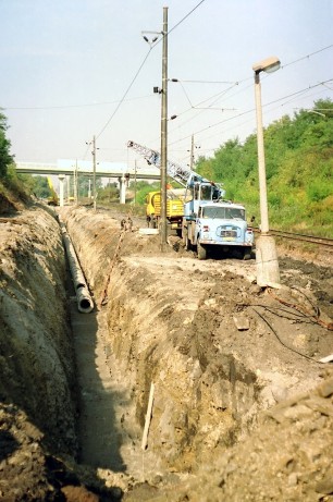 Cerhenice -Výstavba svodného potrubí pod nástupištěm u koleje č.1, pohled směr Praha (18.9 1997)