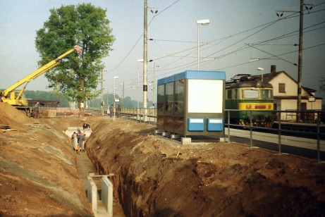 Výstavba odvodnění za nástupištěm v zastávce Tatce (18.9. 1997)