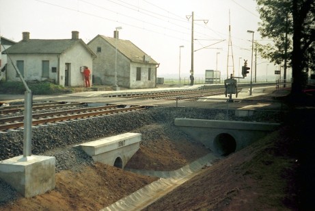 Tatce (18.9. 1997) - budovy u zastávky byly zdemolovány ještě během stavby