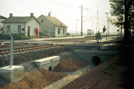 Tatce (18.9. 1997) - budovy u zastvky byly zdemolovny jet bhem stavby