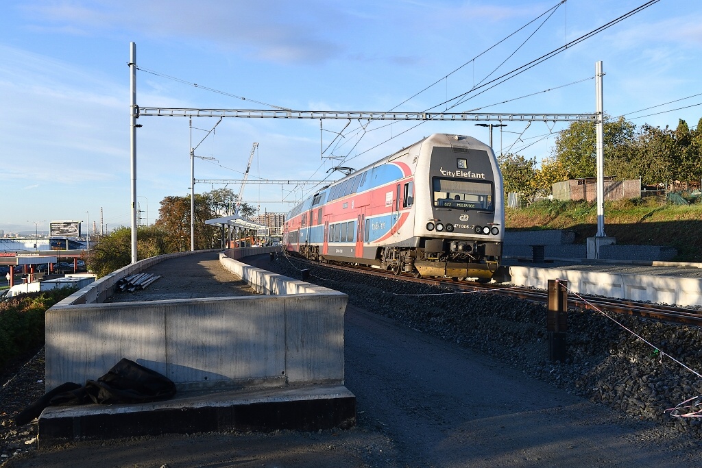 Výstavba vnějšího nástupiště a koleje č.1, vpravo ostrovní nástupiště a dokončené koleje č.0 a 2, pohled směr Praha