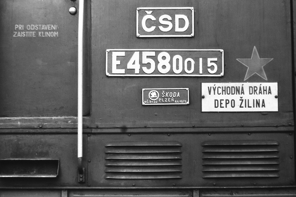 Klasické označení žilinských lokomotiv - se smaltovanou tabulkou depa