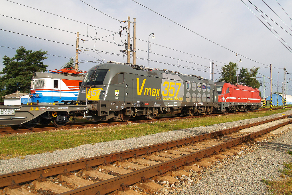 Rekordmanka 1216.050 společně s 541.007 SJ (Slovinské železnice) -Velim (25.6. 2007) 