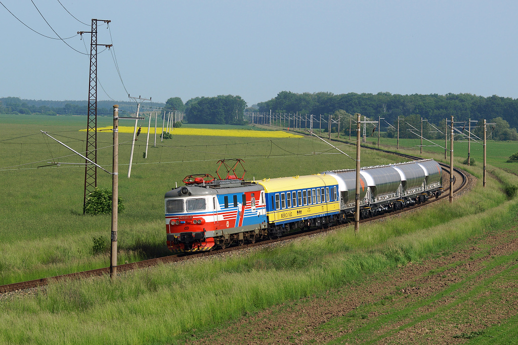 Lokomotiva 124.601 patřící VÚŽ, běžně používaná pro testování vozů za účasti vozu měřícího, max. rychlost lokomotivy V=200 km/h (28.5. 2008) Velim        