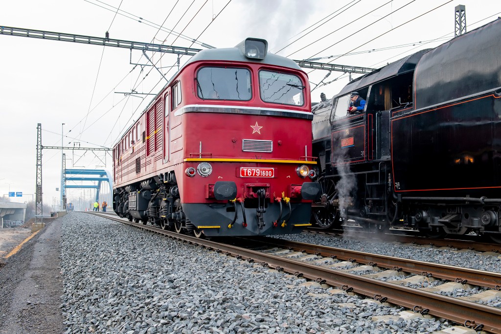 Jako zátěž byla kromě parní lokomotivy řady 475.1 použita i motorové lokomotiva T679.1 a T448.0