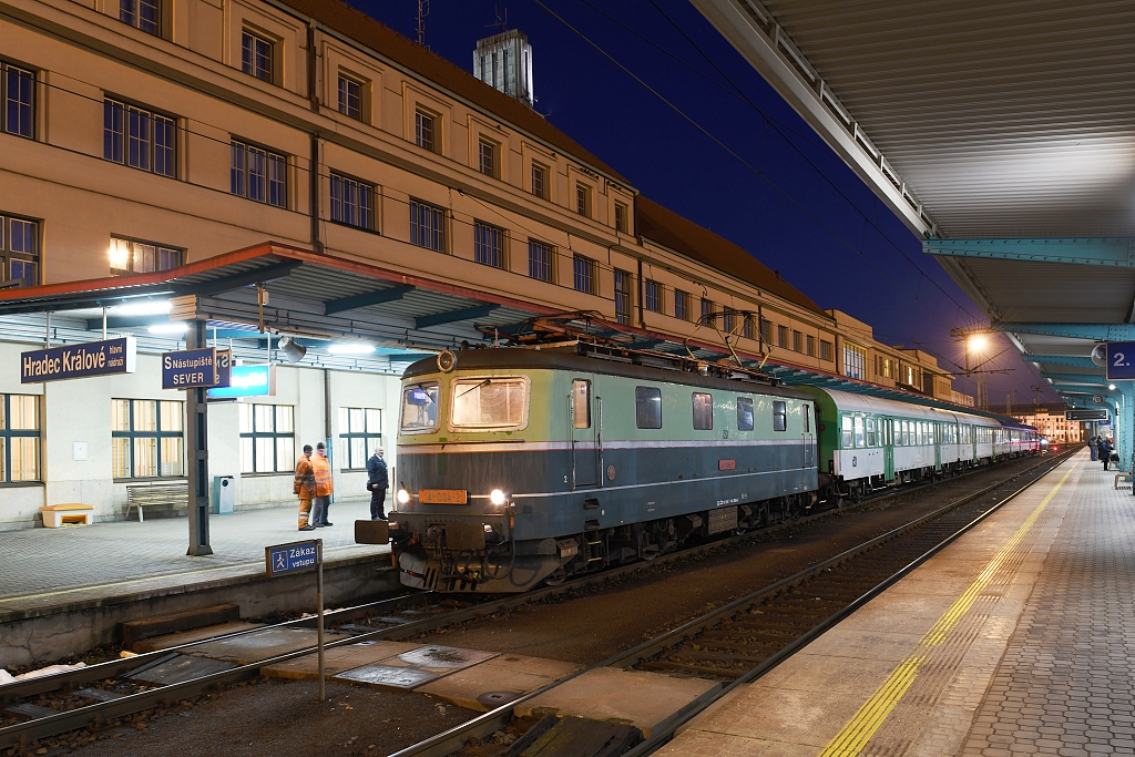 141.004 na konci vlaku Os 5626 po dojezdu do Hradce Králové