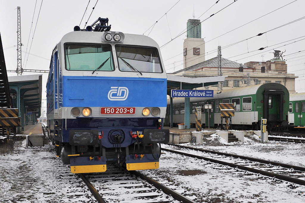 150.203 Hradec Králové (22.1. 2014) - čekání na přistavení soupravy R 944 a přípřežní 163.251
