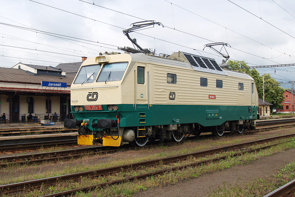 150.005 Jaroměř (17.5. 2005) - čeká na svůj vlak od Trutnova do Prahy