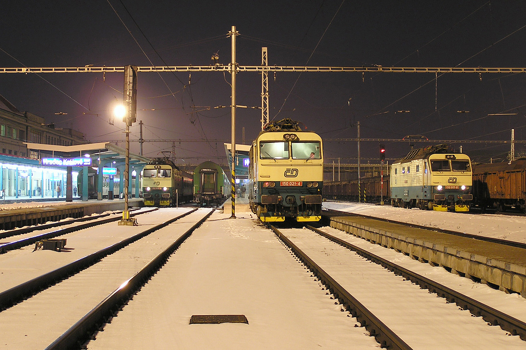150.021 Hradec Králové (23.2. 2005) - náhodné setkání hned tří lokomotiv řady 150 (009, 021, 015)