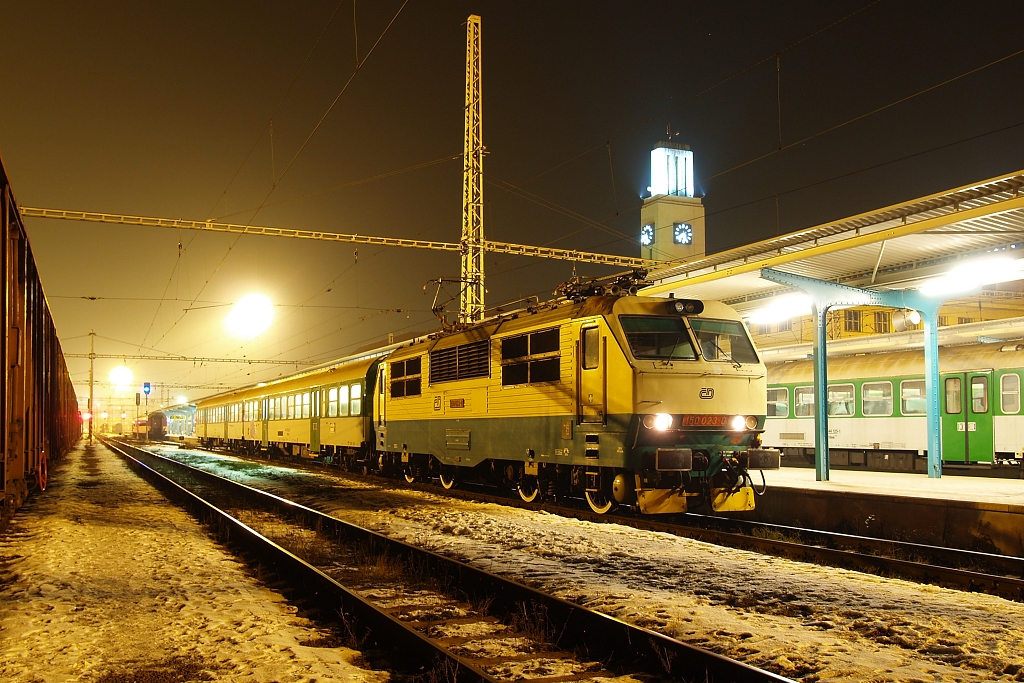 150.023 Hradec Králové (2.12. 2005) - v pátek večer se lokomotivy řady 150 podívaly s osobním vlakem i do Pardubic