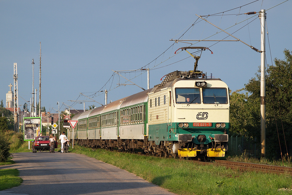 150.025 Hradec Králové (19.8. 2005) - rozjíždí svůj vlak ze stanice Hradec Králové do Prahy