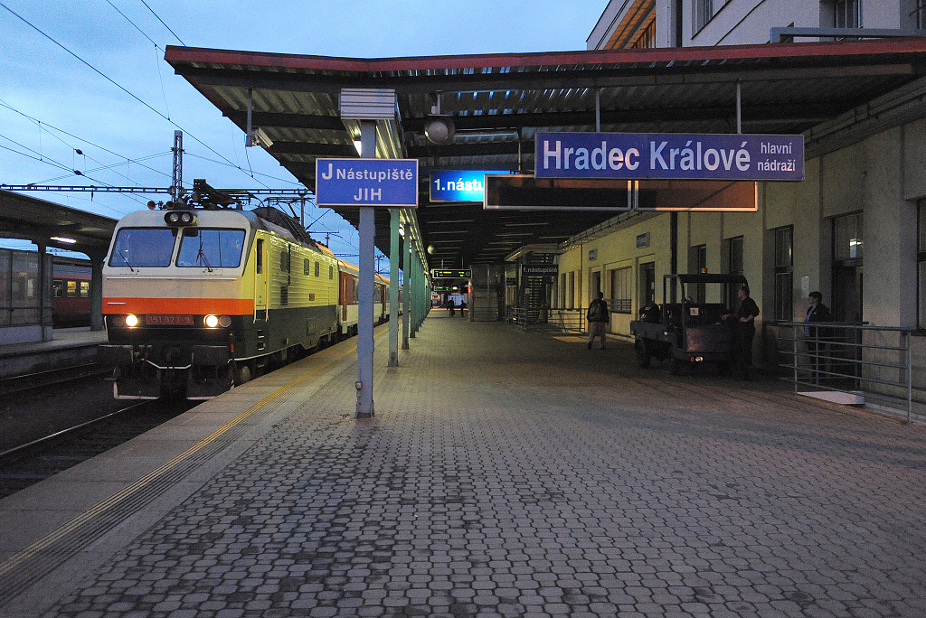 151.023 Hradec Králové (3.9. 2013) - odklonový Ex120 s krátkým zastavením v HK