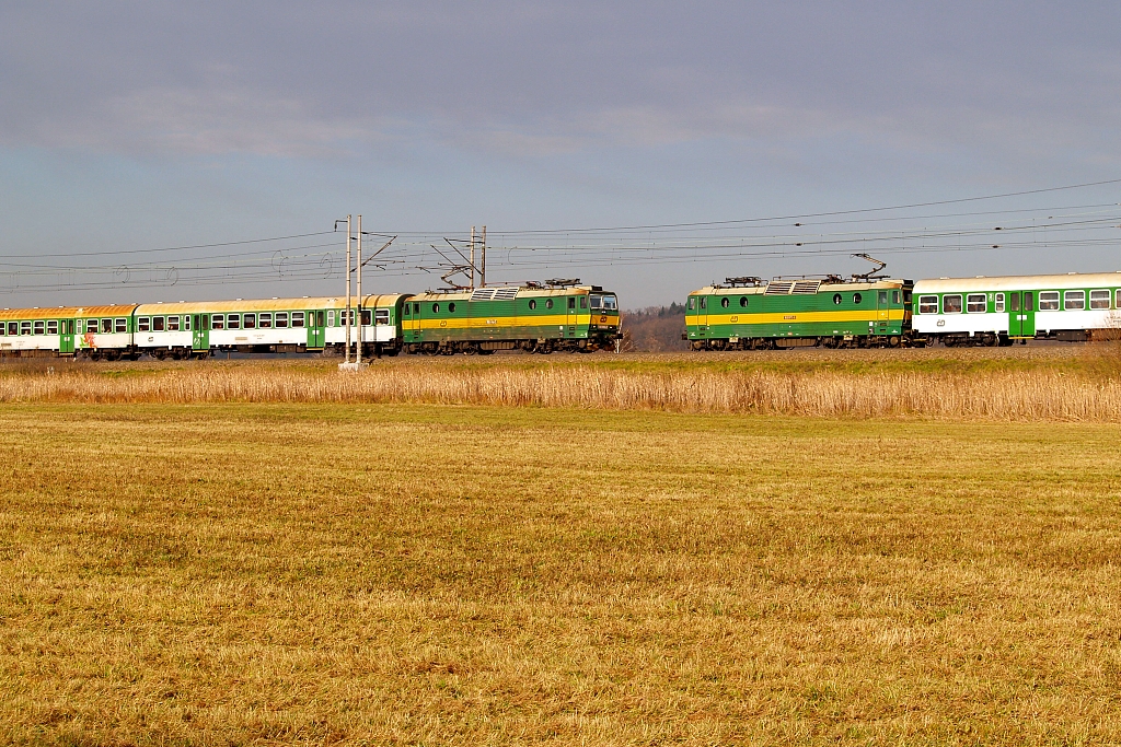 163.068 Dobříkov (24.11. 2006) - setkání dvou osobních vlaků, protijedoucí s lokomotivou 163.073     