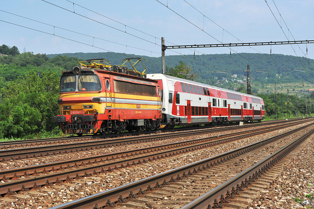 240.089 Bratislava Mladá Garda (10.7. 2013) - na Os 3026 z Leopoldova do Bratislavy jako náhrada za lokomotivu řady 263 (381)