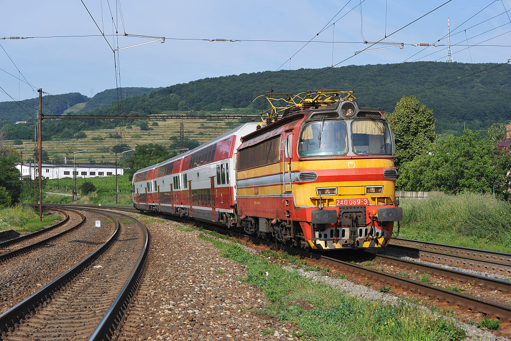 240.089 Bratislava Vinohrady (10.7. 2013) - na Os 2011 ze stanice Kúty do Leopoldova jako náhrada za lokomotivu 263 (381)