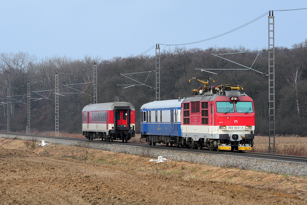 Zkouškám modernizovaného rychlíkového vozu asistovala bratislavská 350.003, zde při řízeném odpojení osobního vozu od soupravy - Velim (15.1. 2015) 