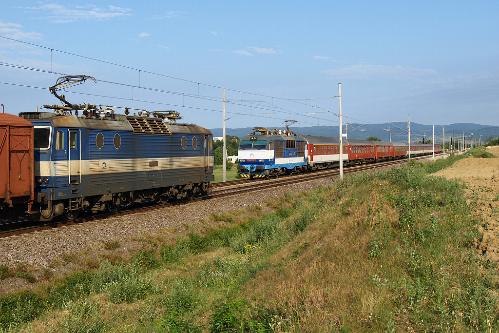 350.018 Šenkvice (28.7. 2007) - 363.090 s nákladním vlakem do Bratislavy