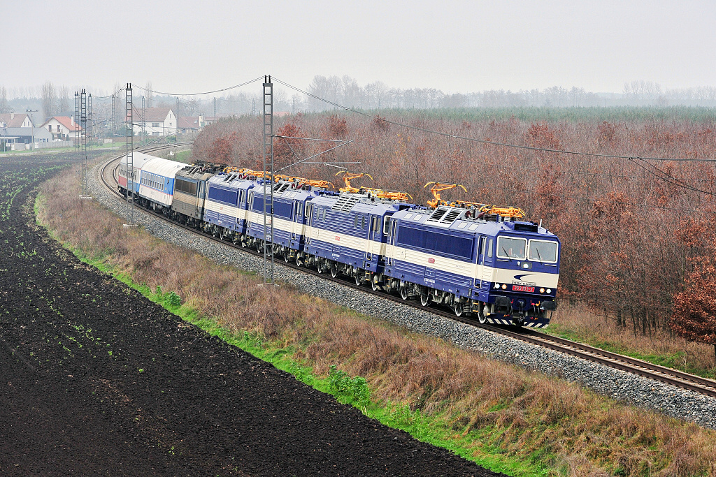 Několik škodováckých dvousystémové lokomotivy z osmdesátých let řady 363 jezdí u slovenského dopravce ZSSK Cargo - 363.103,104,142,138,106 a dvěma měřícími vozy, Velim (29.11. 2014)