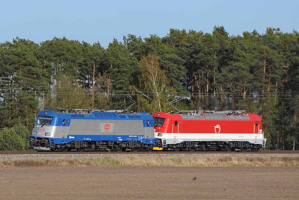 Zkoušky slovenské mutace lokomotivy 380 ČD pod označením 381.002 ZSSK, které asistovala modrá 380.003 ČD Velim (26.4. 2012)