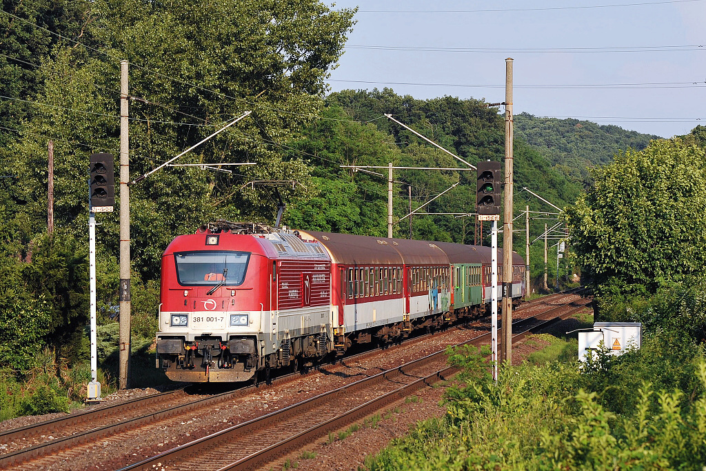 381.001 Lamač (7.7. 2013) - Os 2024 z Bratislavy do stanice Kúty na (pro tyto lokomotivy) netradičním výkonu