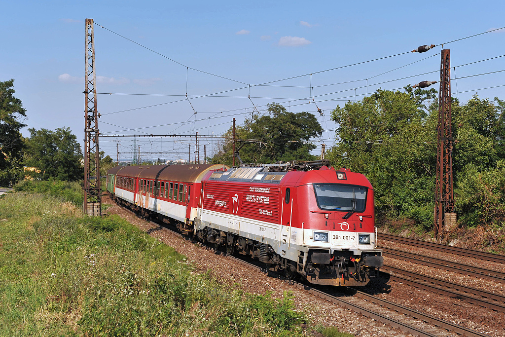 381.001 Bratislava Vinohrady (8.7 2013) - Os 3038 z Leopoldova do Bratislavy na (pro tyto lokomotivy) netradičním výkonu