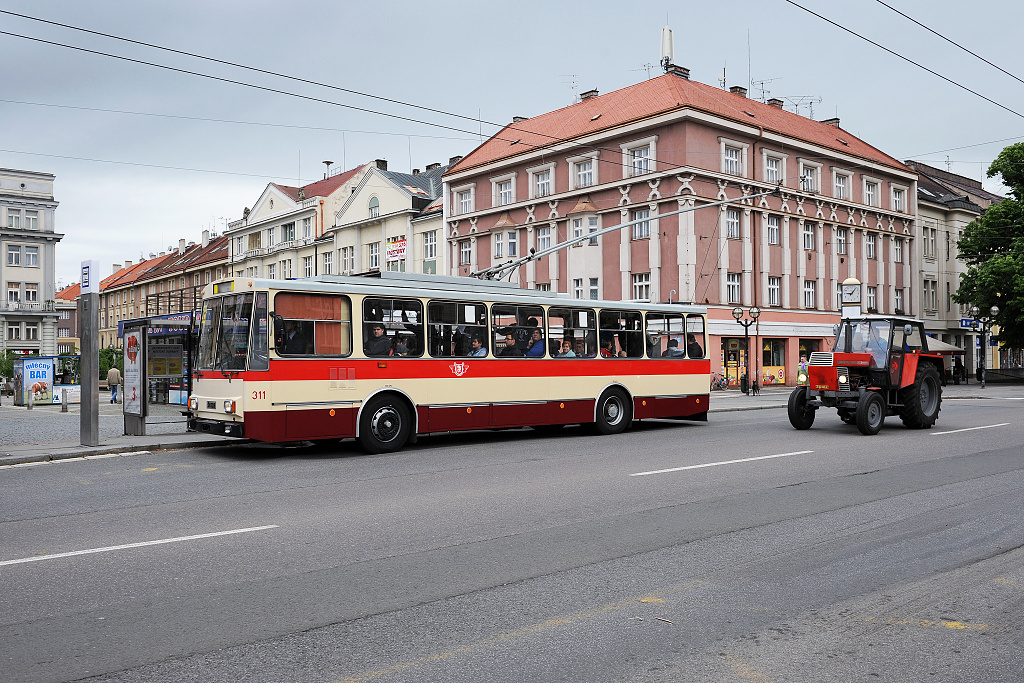 Trolejbus 14Tr typický pro Hradec v 80tých letech 